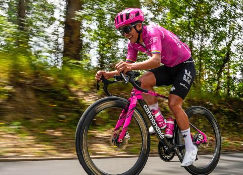 Richard Carapaz sigue ascendiendo en la clasificaci&oacute;n de la Volta a Catalunya