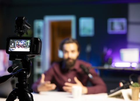 El espect&aacute;culo del dinero f&aacute;cil: la pol&eacute;mica detr&aacute;s del YouTuber m&aacute;s poderoso