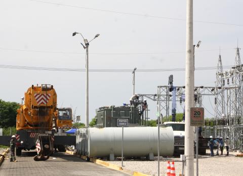 Lleg&oacute; autotransformador que promete estabilizar el servicio el&eacute;ctrico en Santa Elena