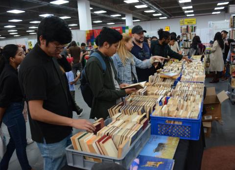 Versiones opuestas por la suspensi&oacute;n de la Feria del Libro 2026