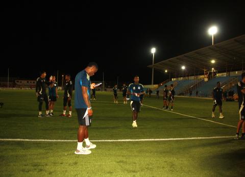 Miller Bola&ntilde;os vuelve a entrenar con Emelec y recibe respaldo de hinchas en Salinas