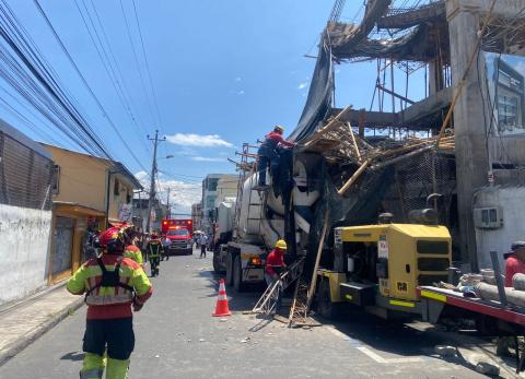 Colapso en obra en Tumbaco deja cuatro obreros heridos, reporta Bomberos Quito