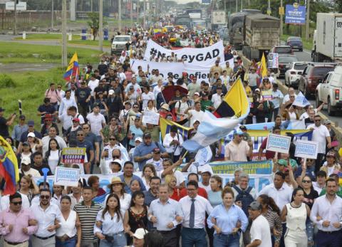 Revoluci&oacute;n Ciudadana anuncia frente binacional comercial y exige desmontar aranceles