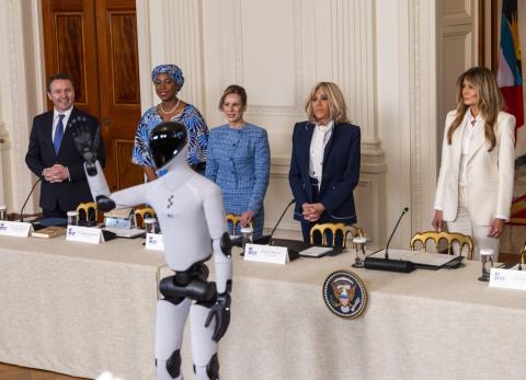 Casa Blanca, un robot y Melania Trump: una se&ntilde;al de quien quiere liderar el mundo