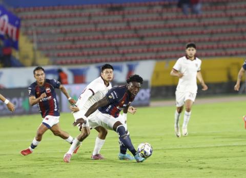 Deportivo Quito present&oacute; a la plantilla 2026 en la Noche Azulgrana