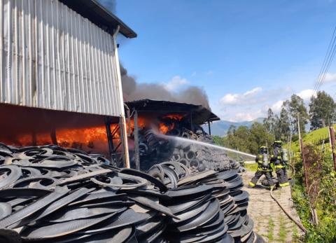 Dos incendios en Quito dejan da&ntilde;os materiales y despliegue de emergencia