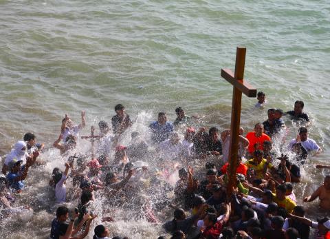 La Cruz en el mar revive la fe