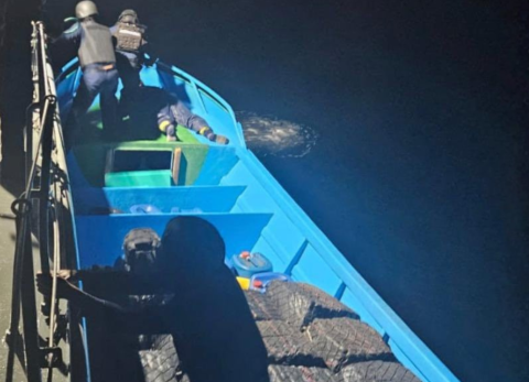 Incautan 1,5 toneladas de droga frente a las costas de Manta: dos personas detenidas