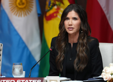 Esc&aacute;ndalo: Kristi Noem se pronuncia por im&aacute;genes privadas de su esposo Bryon