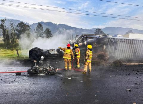 Cuatro muertos y 21 heridos en aparatoso accidente en un peaje del centro de Colombia