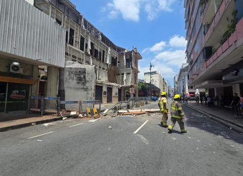 Casa Tola en Guayaquil: Colapso parcial de pared provoc&oacute; cierre y temor en el centro