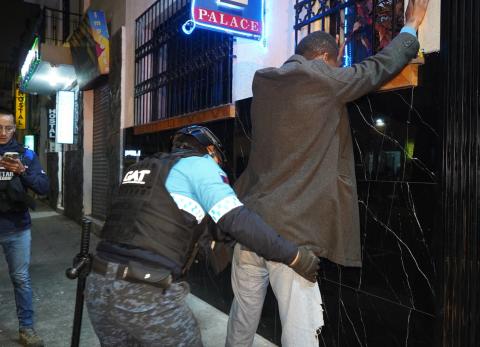 Persona con grillete electr&oacute;nico es sorprendida en macrooperativo en Quito