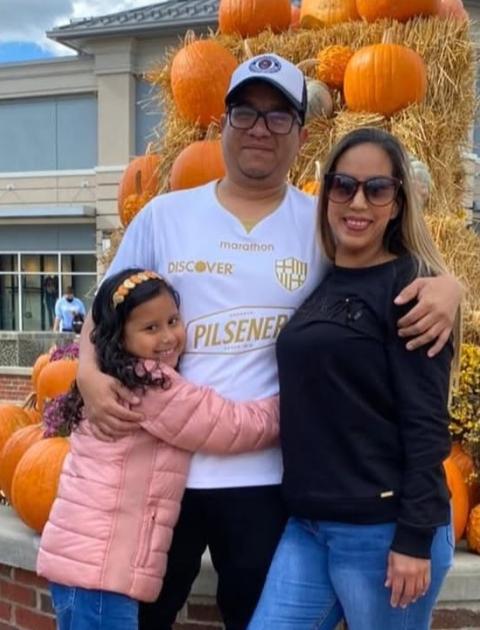 Hincha ecuatoriano, Juan Carlos Mendoza, junto a su familia apoyarán a la selección.
