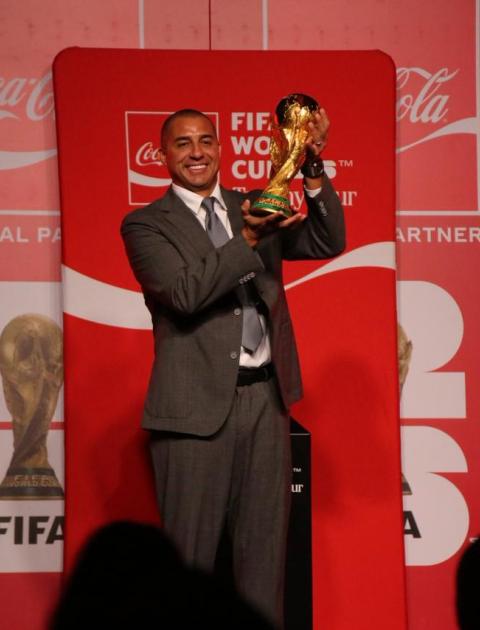 Trezeguet trae el trofeo del Mundial a Quito.