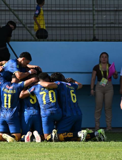 Los jugadores del Delfín SC celebran la victoria ante los morlacos en la fecha 1 de LigaPro
