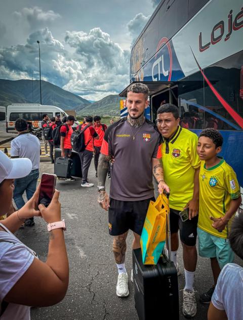 Dario Benedetto jugador de Barcelona SC y los hinchas amarillos.