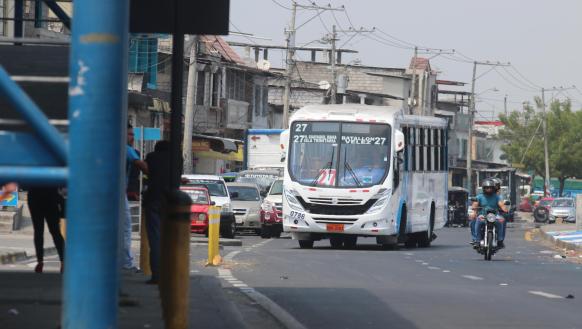 El sector. Una de las unidades de la línea 27 recorre la vía Perimetral, sector Isla Trinitaria. Es el lugar con mayor incidencias de robos para estos buses.