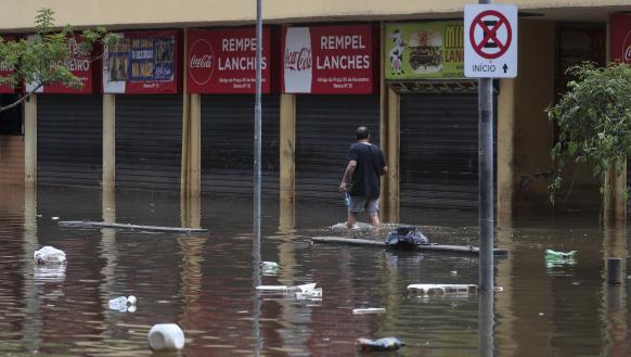 Los comerciantes de Porto Alegre enfrentan robos y pérdidas millonarias por las inundaciones