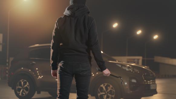 primer-plano-del-hombre-que-intenta-entrar-en-un-coche (3)