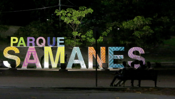 Parque Samanes a oscuras.