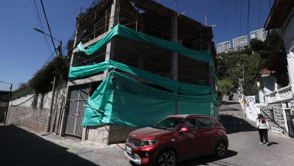 construcción clausurada en Guapulo