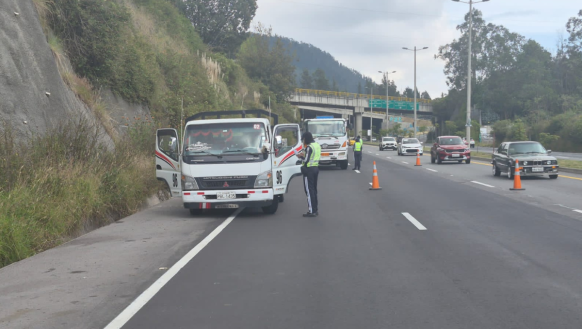 La AMT compartió fotografías de sus operativos, se recordó la restricción para la circulación de transporte pesado, de 06:00 a 10:00, en la Simón Bolívar y Ruta Viva.