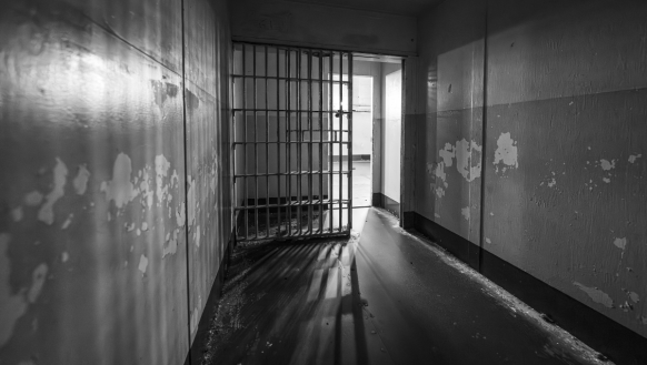 Crisis sanitaria en cárceles de Guayaquil por brote de tuberculosis en reos.