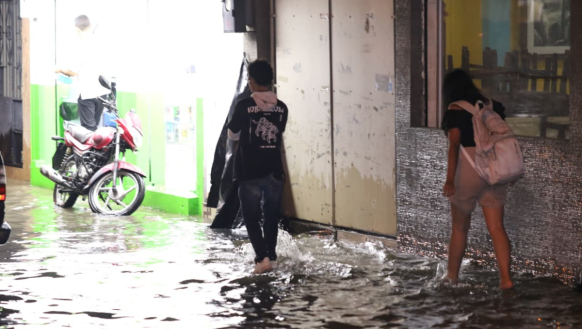 Los alrededores del mercado en Sauces 9 permaneces inundados por la fuerte lluvia.