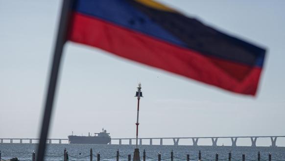 barco que transporta petróleo en Maracaibo