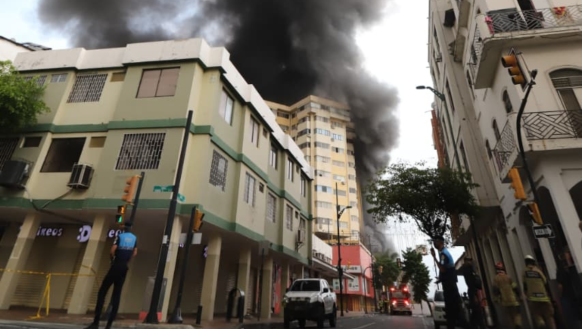 Incendio en la Bahía de Guayaquil.
