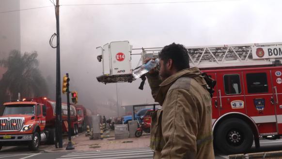 bombero en incendio del Multicomercio