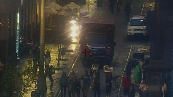 La unidad del Cuerpo de Bomberos Quito llegó al Centro Histórico para tender la emergencia.