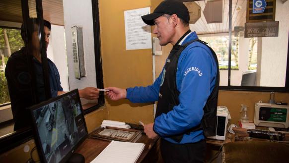 Prevención. En distintos edificios residenciales se priorizan acciones como la vigilancia, el control de visitantes, etc.