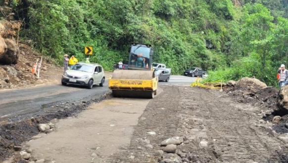 Durante el Feriado hubo un deslizamiento en la vía Mitad del Mundo-Río Blanco.