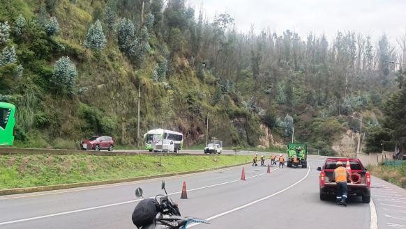 Tres carriles de la avenida Simón Bolívar se cerraron por trabajos en el sector de Guápulo, nororiente de Quito.