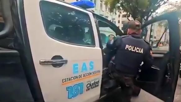 policía en camioneta de Segura EP