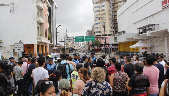 plantón en el Multicomercio