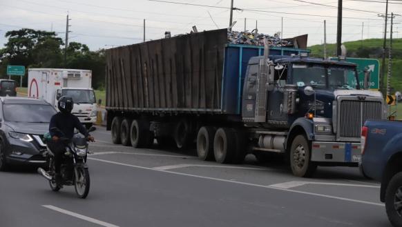 Impactante accidente en Salitre: motocicleta quedó atrapada bajo un auto por cinco kilómetros.