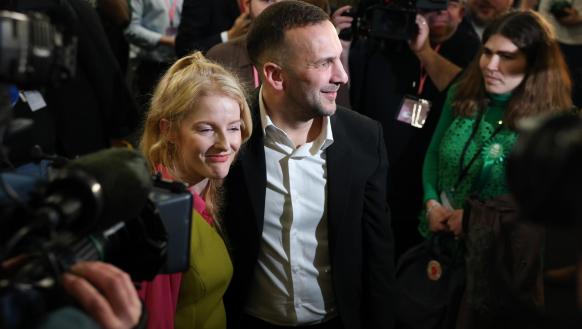 Partido Verde, Hannah Spencer (izq.), con el líder del Partido Verde, Zack Polanski (der.)