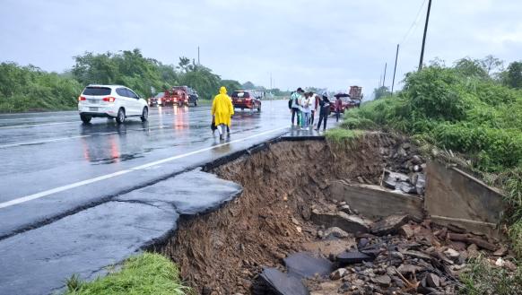 La vía Santa Elena - Guayaquil muestra daños debido al torrencial temporal de lluvias