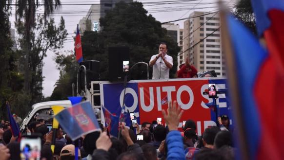 El alcalde de Quito Pable Muñoz encabezó una marcha a la Corte Constitucional el 4 de marzo de 2026.