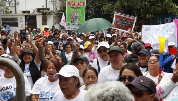 Los adultos mayores de distintos barrios de Quito realizaron una movilización para pedir a la Corte que tramite con celeridad las demandas de inconstitucionalidad contra la reforma al Cootad.