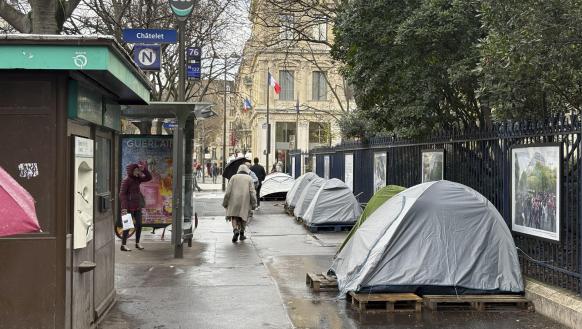tiendas de campaña en una céntrica calle de París
