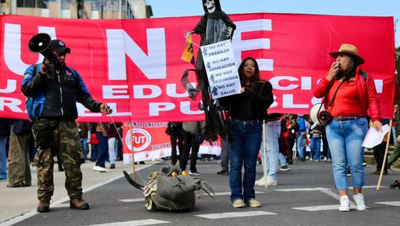 La marcha de los sindicatos y organizaciones sociales salió de la Caja del IESS en Quito.
