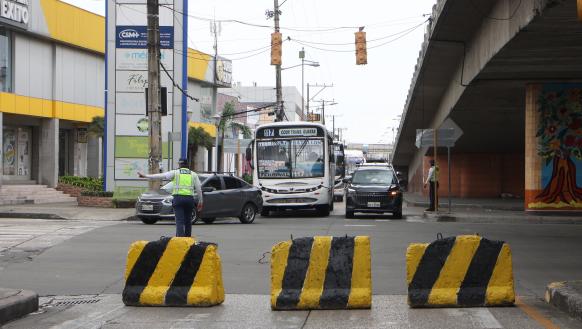 cierre en avenida Rodolfo Baquerizo Nazur