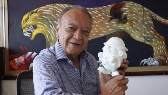 Édgar Cevallos, de 77 años, junto a don Evaristo, la figura de Ernesto Albán, que recreó en la alcaldía de Rodrigo Paz.