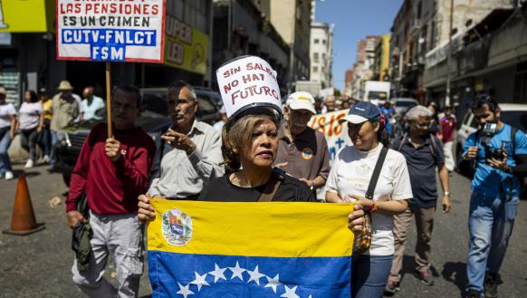 Una persona sostiene una bandera en Caracas