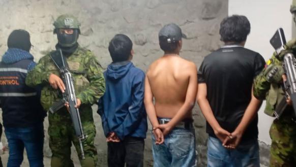 menores retenidos por armas y drogas en Quito