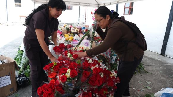 En los pasillos del convento de San Francisco, el movimiento nunca cesa. Cajas que van y vienen, telas que se doblan con cuidado, manos que limpian, ajustan y ordenan.  A pocas horas de la Procesión de Jesús del Gran Poder, el corazón de esta tradición la