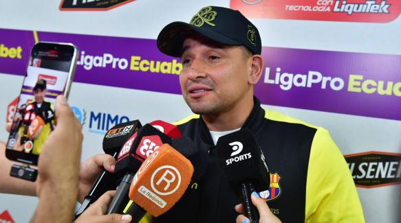 Mario Pineida en rueda de prensa.